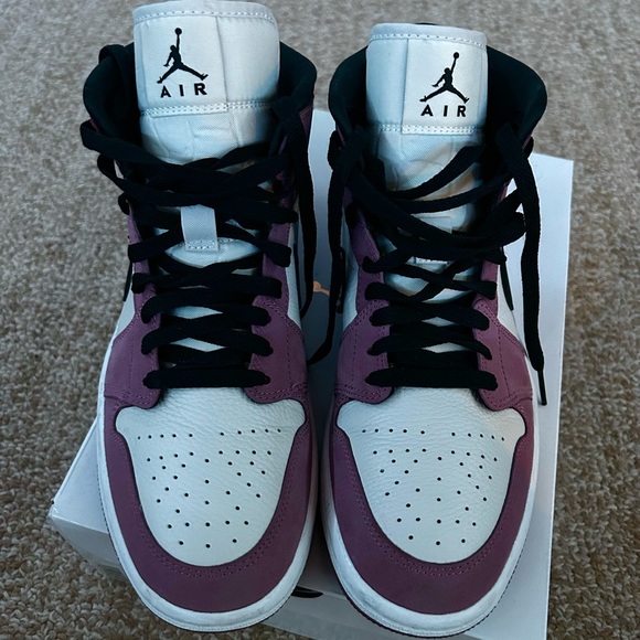 Women’s Air Jordan 1 Mid SE Light Mulberry/Black w/ Box - Picture 3 of 7